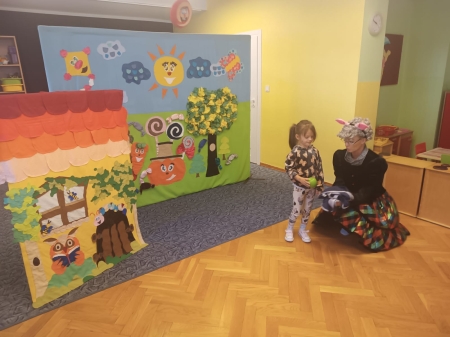 Przedstawienie teatralne ''O prosiaczku, który jadł za dużo lizaczków''
