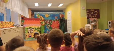 Przedstawienie teatralne pt. ''Przygody małej Calineczki'' 