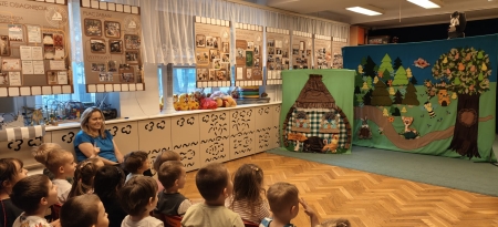 Przedstawienie teatralne ''Czerwony Kapturek pędzi na ratunek''