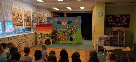 Przedstawienie teatralne ''O prosiaczku co jadł za dużo lizaczków''